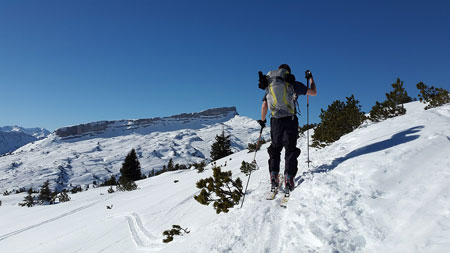 skifahren-mit-skihelm-450